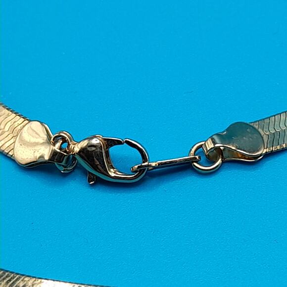 Vintage Herringbone Chain Necklace, Black Teardrop Cabochons, Vintage Jewelry - Picture 7 of 11